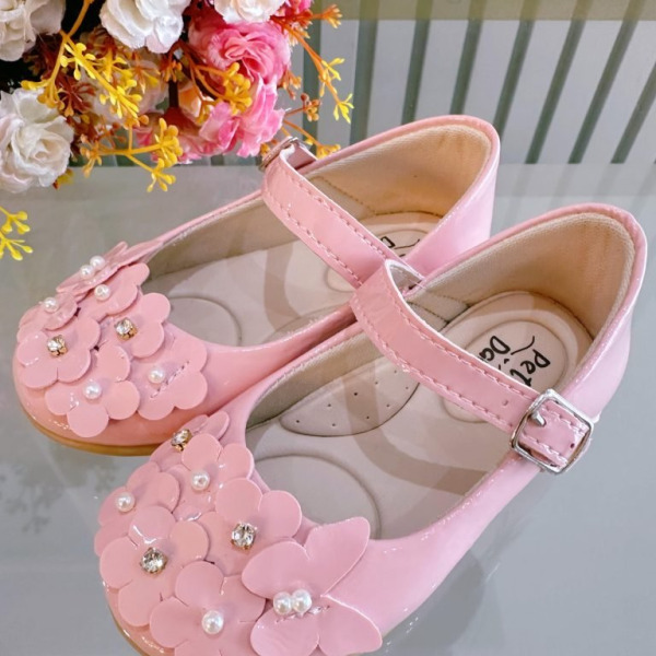 Sapatinho Rosa Verniz Com Florzinhas e Strass Batizado