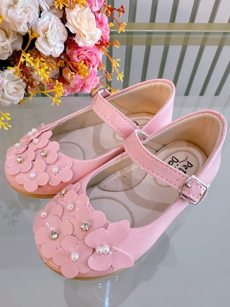 Sapatinho Rosa Verniz Com Florzinhas e Strass Batizado