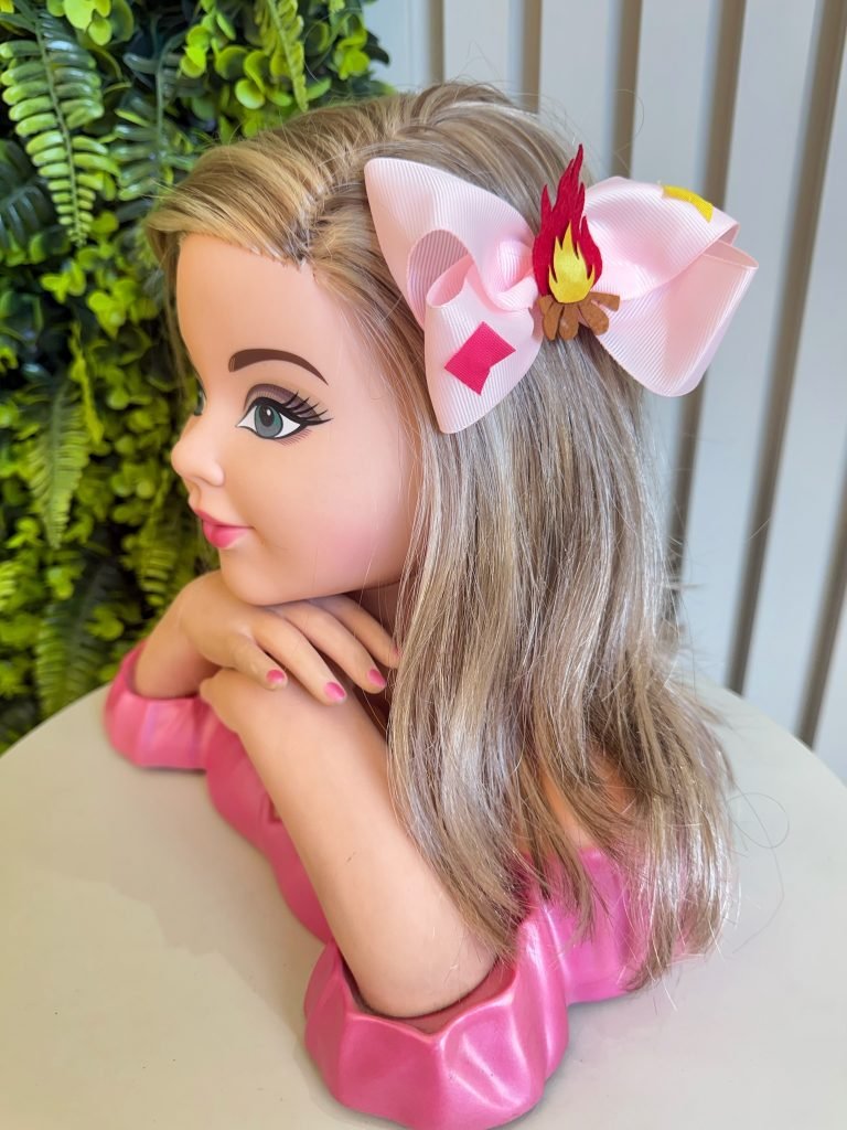 Laço Infantil Rosa Festa Junina com Fogueira e Bandeirinhas